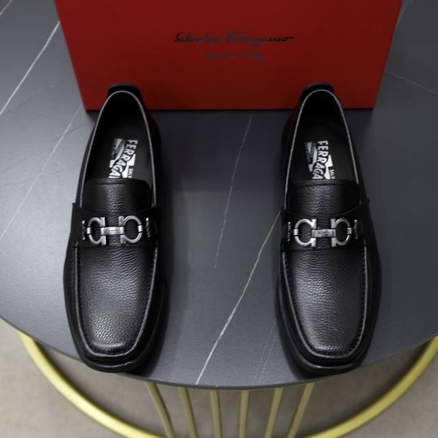 出厂价： 牛里 品牌：菲拉格慕ferragamo 标准码：男码38 44 45定制 等级：官网同款 材料：原版进口牛皮面牛皮里 原版耐磨轻便大底 款式类别：男士