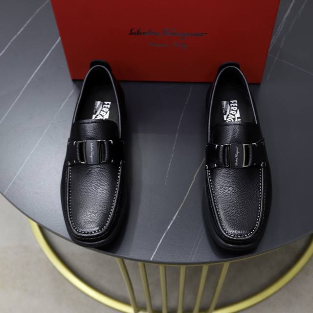 出厂价： 牛里 品牌：菲拉格慕ferragamo 标准码：男码38 44 45定制 等级：官网同款 材料：原版进口牛皮面牛皮里 原版耐磨轻便大底 款式类别：男士