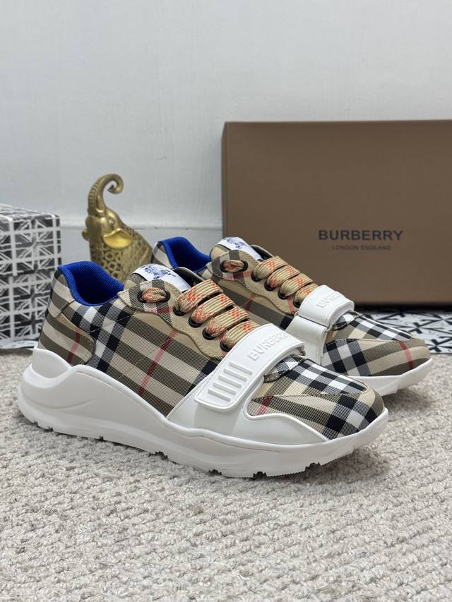 出厂价 实价 Burberry2024C新款巴宝莉家男士经典低帮运动鞋，以 Vintage 复古格纹棉搭配牛皮材质焕新演绎，装饰焕新的品牌徽标。网布内里，耐磨防