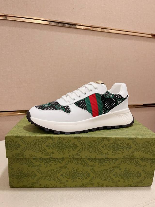 工厂价 新款gucci 古奇 专柜同步上市， 新款男鞋、面料精选进口牛皮，内里:羊皮内里。高端气垫开模防滑橡胶大底，精美线条、简约大气，上脚舒服上挡次、休闲旅游