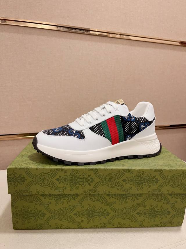 工厂价 新款gucci 古奇 专柜同步上市， 新款男鞋、面料精选进口牛皮，内里:羊皮内里。高端气垫开模防滑橡胶大底，精美线条、简约大气，上脚舒服上挡次、休闲旅游