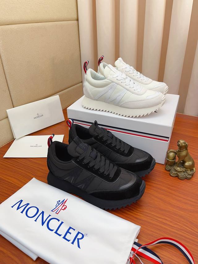 实价： Moncler 蒙口、官网同款 高品质男鞋 材料：定制牛皮防水布料拼接 网布里透气内里真皮鞋垫 原版开模防滑大底款式类型：男士休闲运动鞋 系带款男鞋系列