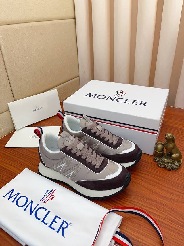 实价： Moncler 蒙口、官网同款 高品质男鞋 材料：定制牛皮防水布料拼接 网布里透气内里真皮鞋垫 原版开模防滑大底款式类型：男士休闲运动鞋 系带款男鞋系列