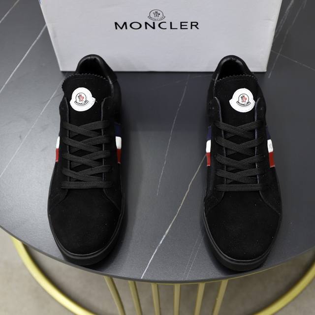 出厂价： Moncler 盟可睐 蒙口 -鞋面：原厂皮料 -内里：舒适透气 -大底：原版轻便耐磨大底 -超高品控 做工精细：凸显 高端 贵气 档次 -Size