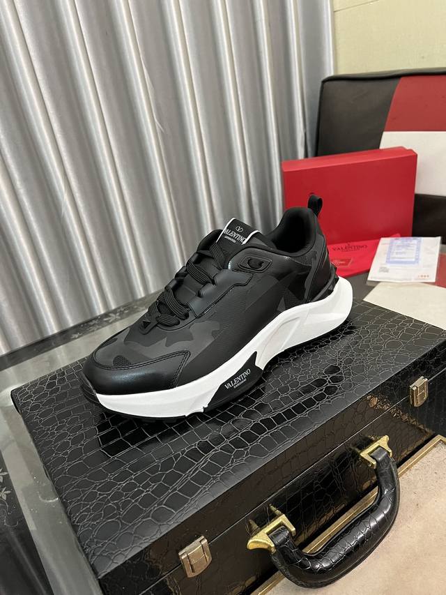 出厂价： 潮牌华伦天努，休闲鞋 Size:38-44 45可以订做 新款 专柜同步新品 ！最高版本高品质专柜1:1，鞋面意大利进口牛皮高档羊皮内里 原版大底 本