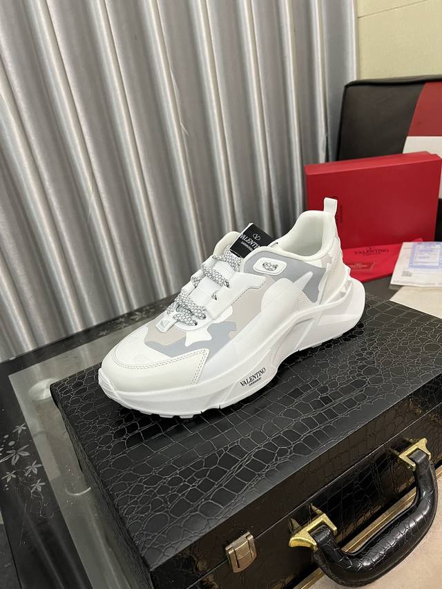 出厂价： 潮牌华伦天努，休闲鞋 Size:38-44 45可以订做 新款 专柜同步新品 ！最高版本高品质专柜1:1，鞋面意大利进口牛皮高档羊皮内里 原版大底 本