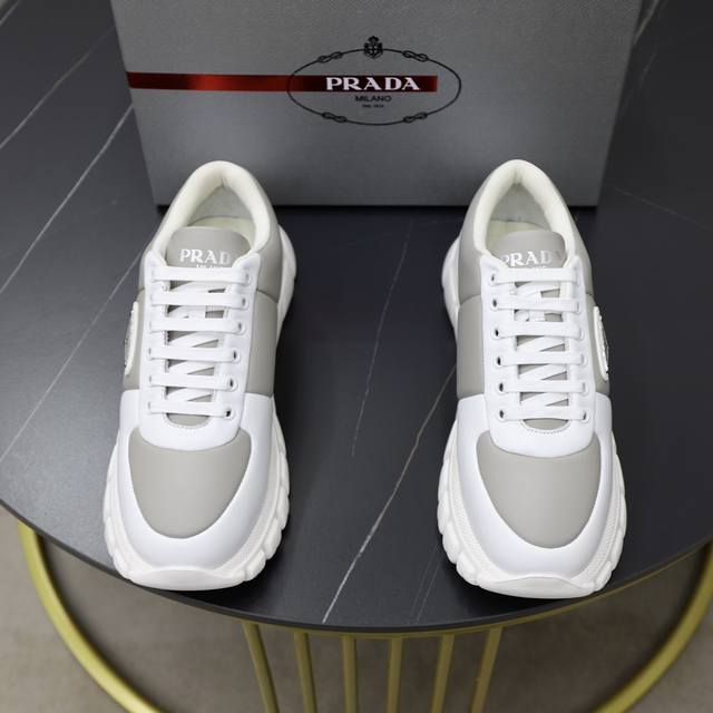 prada 普拉达 -高端品质 原单 -鞋面：进口软面小牛皮面、丝印品牌logo -内里：水染牛皮内里 -大底：超轻tpu发泡 Q弹成型大底 -超高品控 做工精