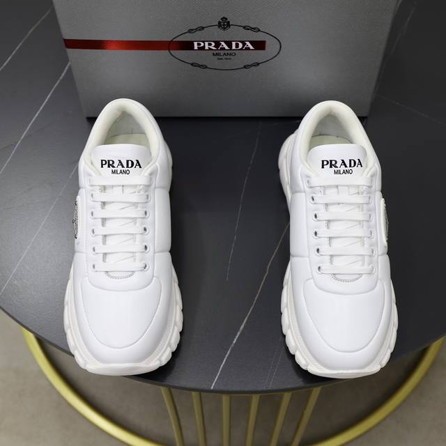 prada 普拉达 -高端品质 原单 -鞋面：进口软面小牛皮面、丝印品牌logo -内里：水染牛皮内里 -大底：超轻tpu发泡 Q弹成型大底 -超高品控 做工精