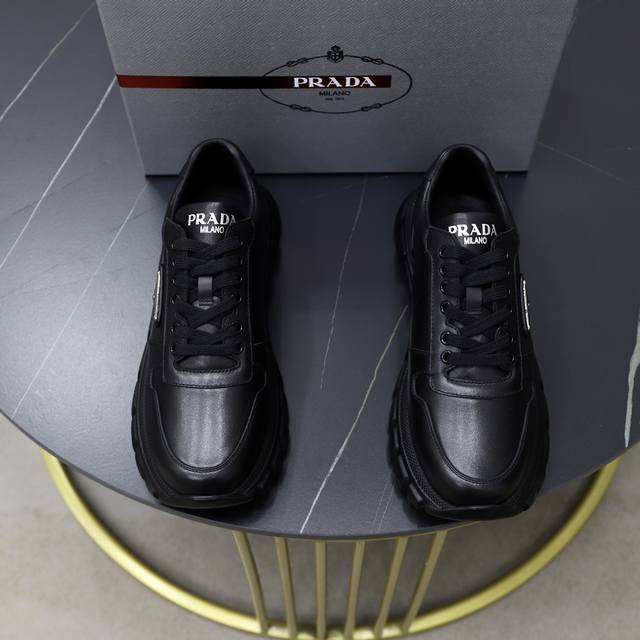 prada 普拉达 -高端品质 原单 -鞋面：进口软面小牛皮面、丝印品牌logo -内里：水染牛皮内里 -大底：超轻tpu发泡 Q弹成型大底 -超高品控 做工精