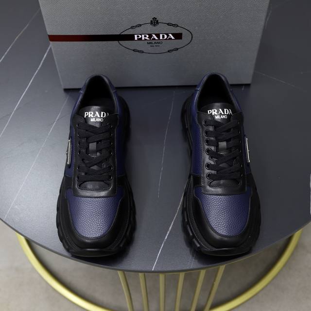 prada 普拉达 -高端品质 原单 -鞋面：进口软面小牛皮面、丝印品牌logo -内里：水染牛皮内里 -大底：超轻tpu发泡 Q弹成型大底 -超高品控 做工精