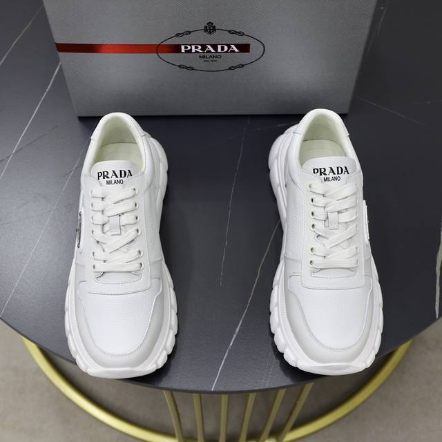 prada 普拉达 -高端品质 原单 -鞋面：进口软面小牛皮面、丝印品牌logo -内里：水染牛皮内里 -大底：超轻tpu发泡 Q弹成型大底 -超高品控 做工精