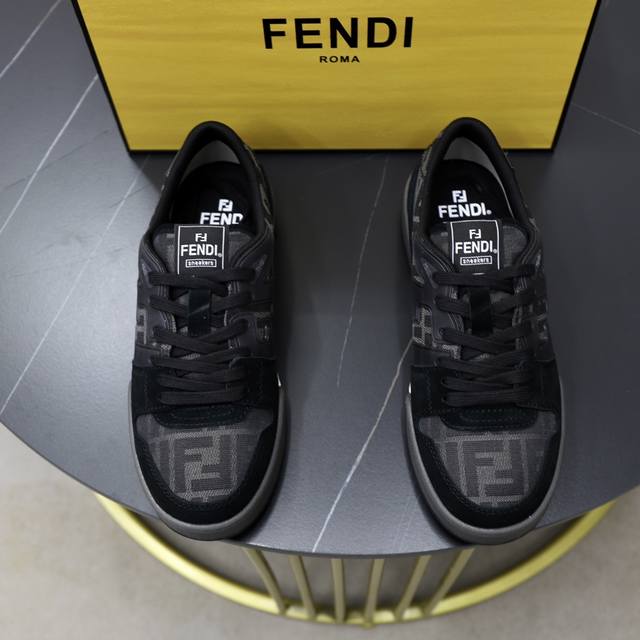 出厂价： 情侣款 顶级原单 品牌：芬迪 Fendi 尺码：35-44 男38、45定制 等级：原单品质 高版本 材料： 进口原版牛皮拼接 优质舒适内里 原版tp