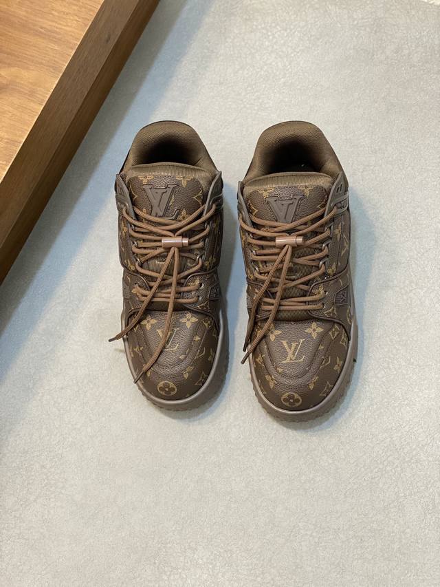 lv Trainer Maxi运动鞋出货 本款 Lv Trainer Maxi 运动鞋取材柔软牛皮革，以大号廓型和凸纹外底重绎原版 Lv Trainer 运动鞋