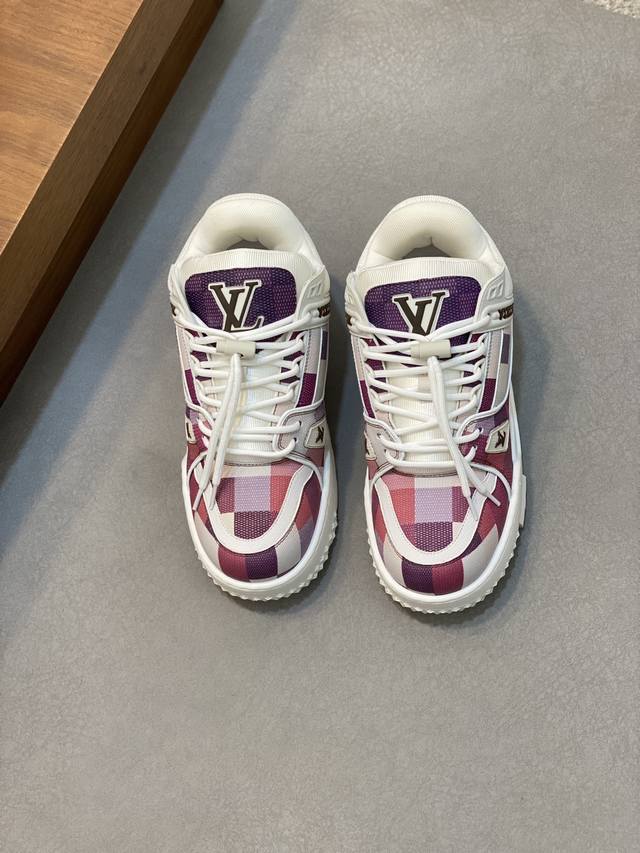 lv Trainer Maxi运动鞋出货 本款 Lv Trainer Maxi 运动鞋取材柔软牛皮革，以大号廓型和凸纹外底重绎原版 Lv Trainer 运动鞋