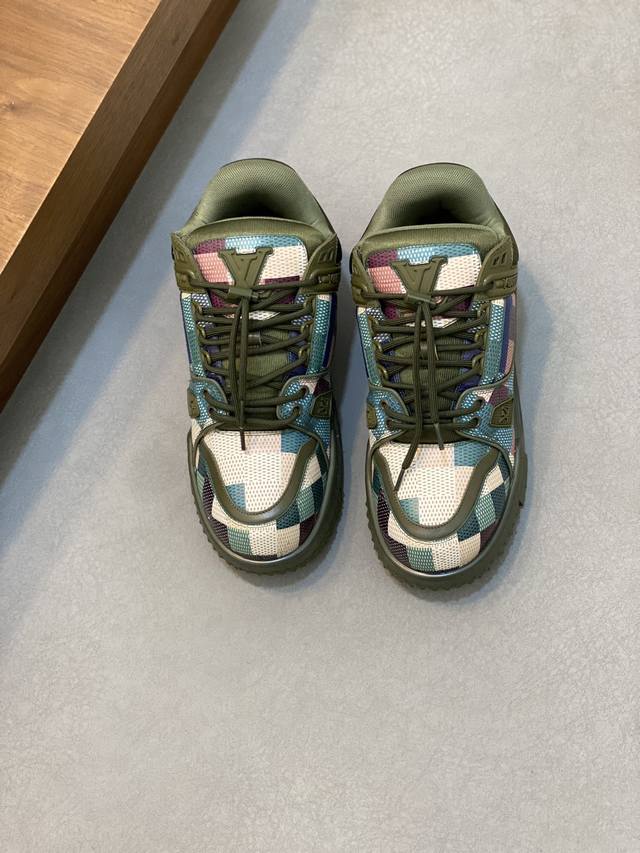 lv Trainer Maxi运动鞋出货 本款 Lv Trainer Maxi 运动鞋取材柔软牛皮革，以大号廓型和凸纹外底重绎原版 Lv Trainer 运动鞋