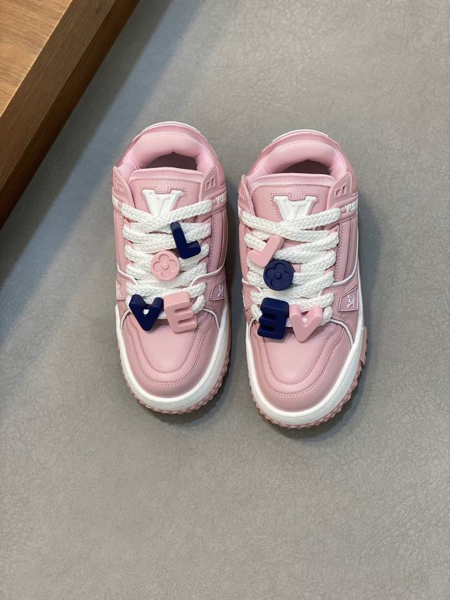 lv Trainer Maxi运动鞋出货 本款 Lv Trainer Maxi 运动鞋取材柔软牛皮革，以大号廓型和凸纹外底重绎原版 Lv Trainer 运动鞋