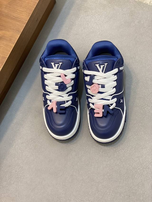 lv Trainer Maxi运动鞋出货 本款 Lv Trainer Maxi 运动鞋取材柔软牛皮革，以大号廓型和凸纹外底重绎原版 Lv Trainer 运动鞋