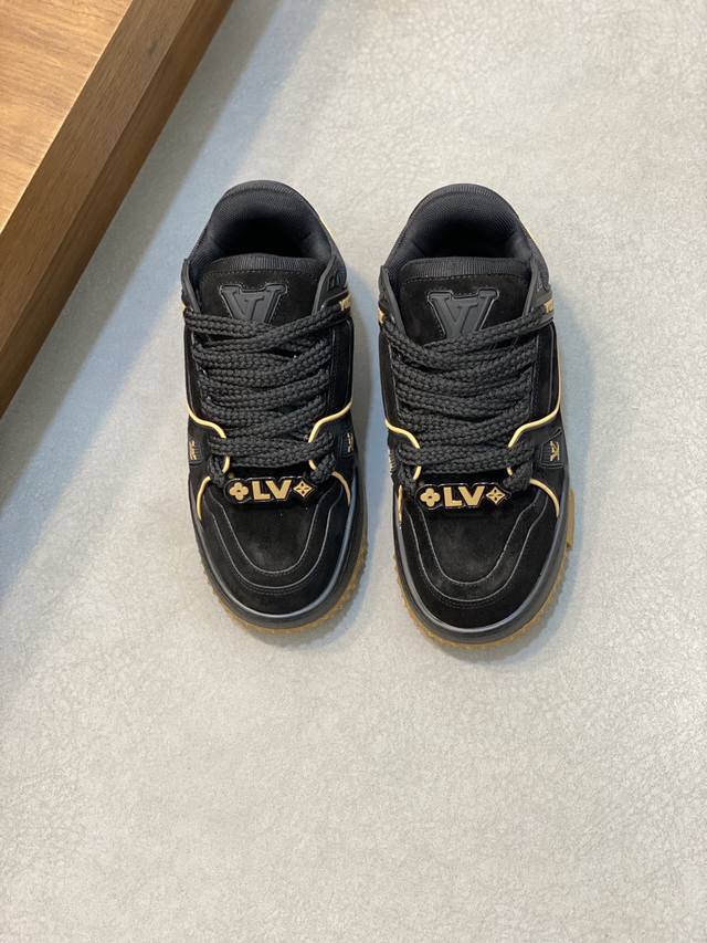 lv Trainer Maxi运动鞋出货 本款 Lv Trainer Maxi 运动鞋取材柔软牛皮革，以大号廓型和凸纹外底重绎原版 Lv Trainer 运动鞋