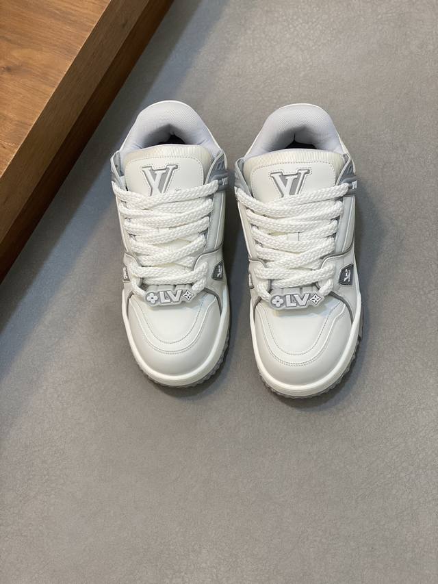 lv Trainer Maxi运动鞋出货 本款 Lv Trainer Maxi 运动鞋取材柔软牛皮革，以大号廓型和凸纹外底重绎原版 Lv Trainer 运动鞋