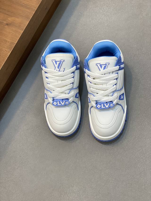 lv Trainer Maxi运动鞋出货 本款 Lv Trainer Maxi 运动鞋取材柔软牛皮革，以大号廓型和凸纹外底重绎原版 Lv Trainer 运动鞋