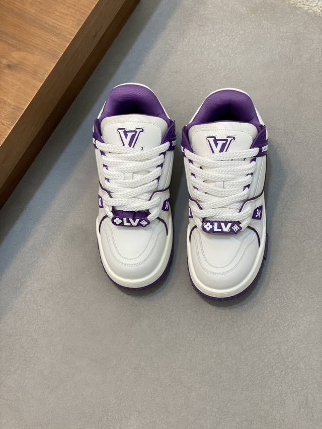 lv Trainer Maxi运动鞋出货 本款 Lv Trainer Maxi 运动鞋取材柔软牛皮革，以大号廓型和凸纹外底重绎原版 Lv Trainer 运动鞋