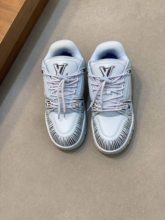 lv Trainer Maxi运动鞋出货 本款 Lv Trainer Maxi 运动鞋取材柔软牛皮革，以大号廓型和凸纹外底重绎原版 Lv Trainer 运动鞋