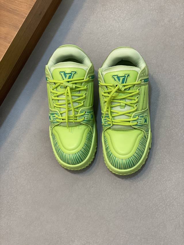 lv Trainer Maxi运动鞋出货 本款 Lv Trainer Maxi 运动鞋取材柔软牛皮革，以大号廓型和凸纹外底重绎原版 Lv Trainer 运动鞋