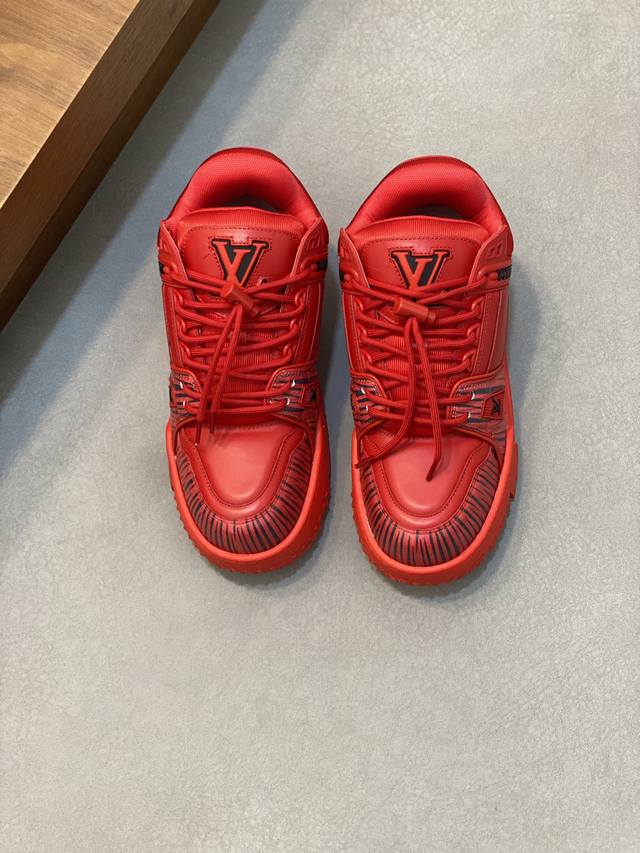 lv Trainer Maxi运动鞋出货 本款 Lv Trainer Maxi 运动鞋取材柔软牛皮革，以大号廓型和凸纹外底重绎原版 Lv Trainer 运动鞋