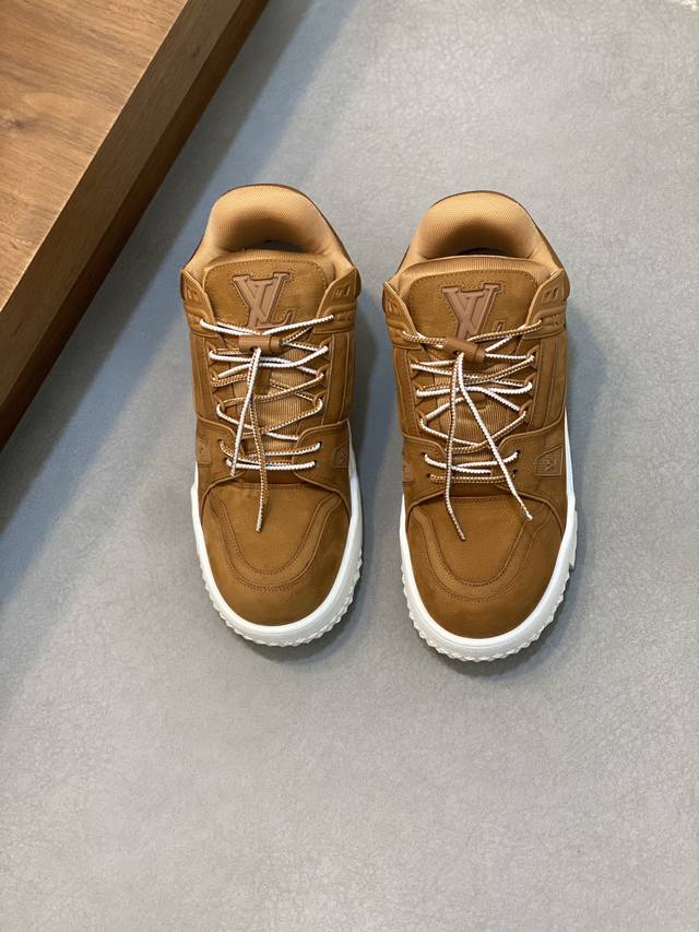 lv Trainer Maxi运动鞋出货 本款 Lv Trainer Maxi 运动鞋取材柔软牛皮革，以大号廓型和凸纹外底重绎原版 Lv Trainer 运动鞋