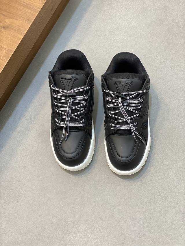 lv Trainer Maxi运动鞋出货 本款 Lv Trainer Maxi 运动鞋取材柔软牛皮革，以大号廓型和凸纹外底重绎原版 Lv Trainer 运动鞋