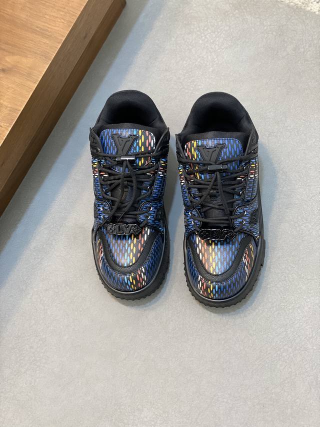 lv Trainer Maxi运动鞋出货 本款 Lv Trainer Maxi 运动鞋取材柔软牛皮革，以大号廓型和凸纹外底重绎原版 Lv Trainer 运动鞋