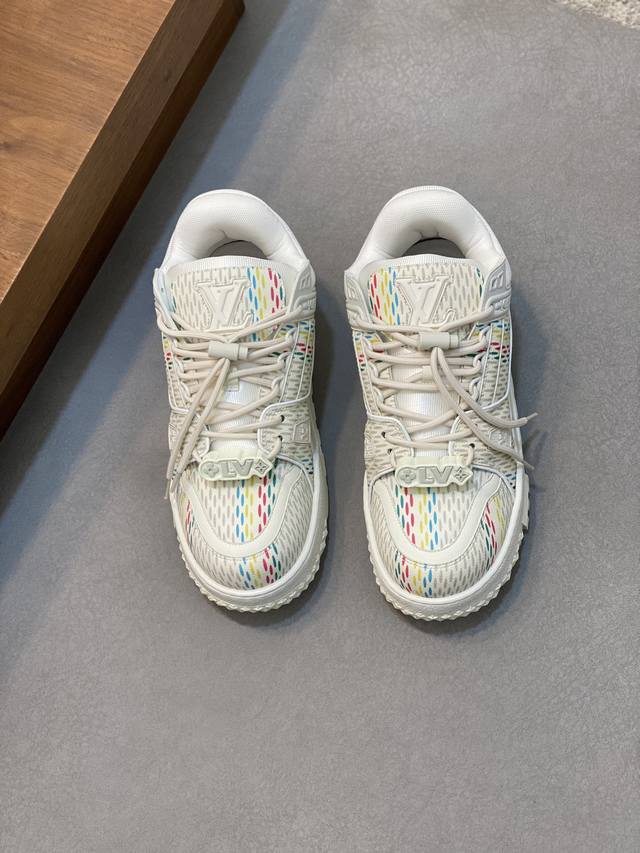 lv Trainer Maxi运动鞋出货 本款 Lv Trainer Maxi 运动鞋取材柔软牛皮革，以大号廓型和凸纹外底重绎原版 Lv Trainer 运动鞋