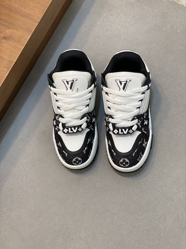 lv Trainer Maxi运动鞋出货 本款 Lv Trainer Maxi 运动鞋取材柔软牛皮革，以大号廓型和凸纹外底重绎原版 Lv Trainer 运动鞋