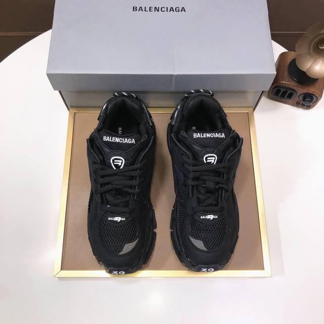 工厂 顶级版本 Balenciaga 巴黎7.5 巴黎世家 最新配色潮流复古休闲鞋 通过溢胶、做旧、缝线等细节， 展示了设计师 Demna 的运动鞋风格， 用一