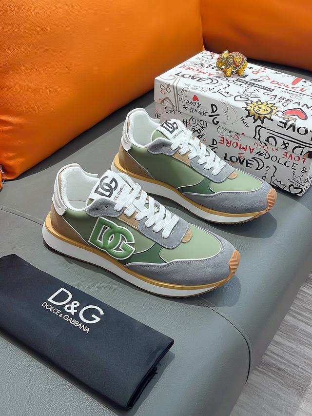 商品名称：D&G 杜嘉班纳 正规码数: 38-44 休闲鞋 商品材料：精选 牛皮鞋面，柔软羊皮内里；原厂大底。