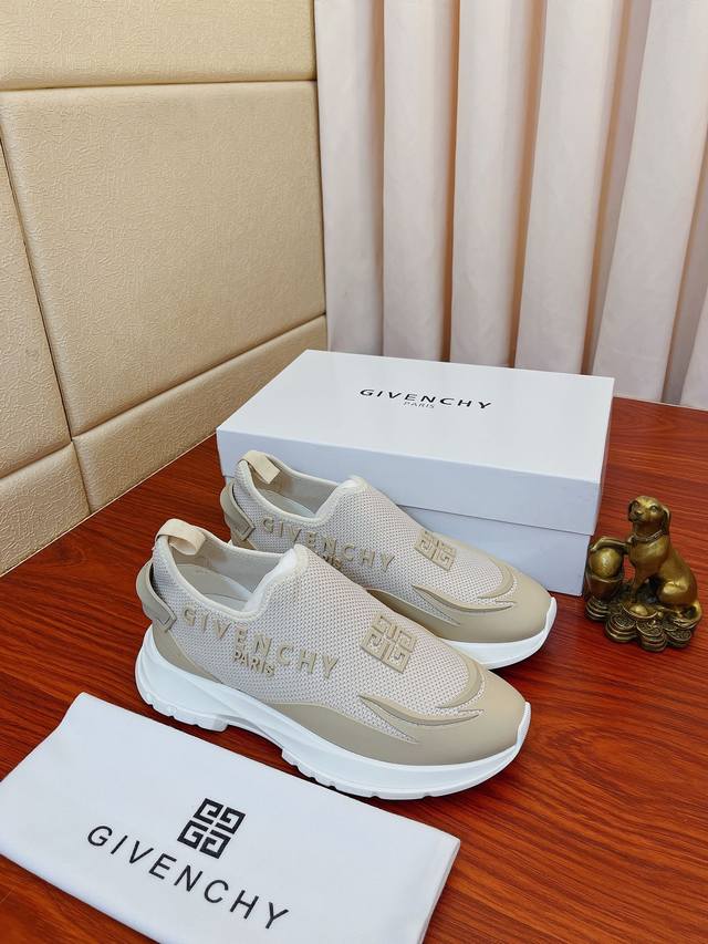 实价： Givenchy 纪梵希 高端版本 专柜同步发售鞋面：意大利进口品牌logo印花布匹 尽显奢华，羊皮内里加上双层组合，脚感舒适，鞋底：原厂特供气垫tup