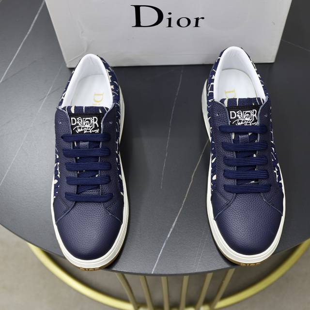 出厂价： 品牌：迪奥dior 标准码：38-44 45订做 等级：官网同款 材料：原版皮面料 舒适透气内里 轻便耐磨大底 款式类别：男士时尚休闲鞋 跑步 运动鞋