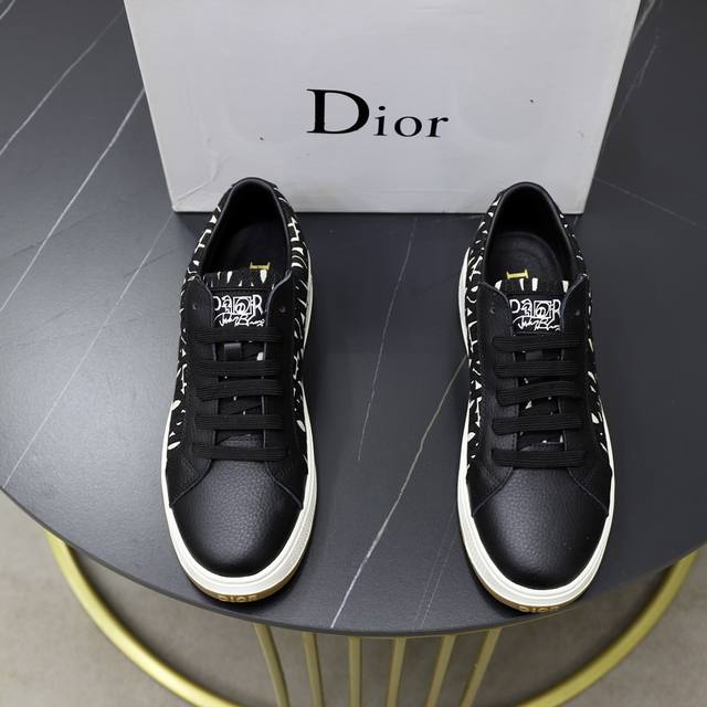 出厂价： 品牌：迪奥dior 标准码：38-44 45订做 等级：官网同款 材料：原版皮面料 舒适透气内里 轻便耐磨大底 款式类别：男士时尚休闲鞋 跑步 运动鞋