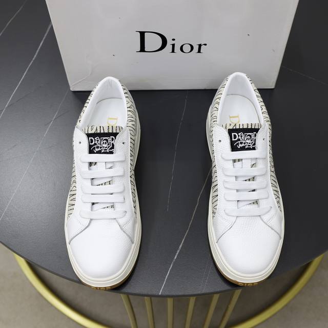 出厂价： 品牌：迪奥dior 标准码：38-44 45订做 等级：官网同款 材料：原版皮面料 舒适透气内里 轻便耐磨大底 款式类别：男士时尚休闲鞋 跑步 运动鞋