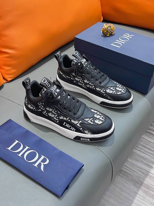 商品名称：Dior 迪奥 正规码数: 38-44 休闲鞋 商品材料：精选 牛皮鞋面，柔软羊皮内里；原厂大底。