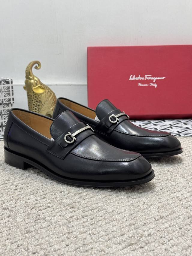 出厂价 实价 高端品质-新款菲拉格慕[Ferragamo] 顶级进口西装男鞋官网原版复制，商品材料：精选 进口压纹小牛皮+奢华五金扣配件~进口水染牛皮内里。强烈