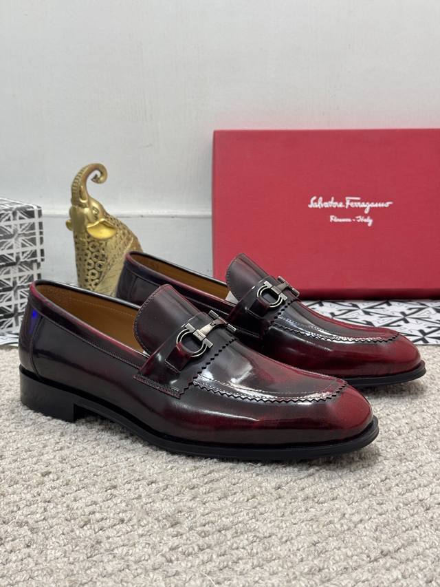 出厂价 实价 高端品质-新款菲拉格慕[Ferragamo] 顶级进口西装男鞋官网原版复制，商品材料：精选 进口压纹小牛皮+奢华五金扣配件~进口水染牛皮内里。强烈