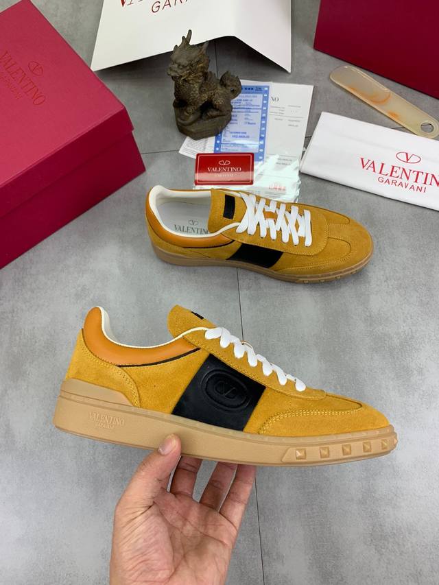 原单品质 市场顶级版本 Valentino 华伦天奴 最新时装周走秀 情侣 款 ，独特设计时尚一族特现脚瘦一款百塔的时尚产品 面料：鞋头采用高丝光三角纹牛皮与a