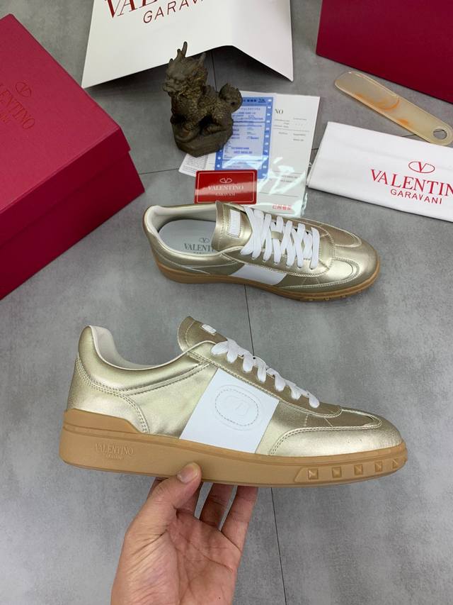 原单品质 市场顶级版本 Valentino 华伦天奴 最新时装周走秀 情侣 款 ，独特设计时尚一族特现脚瘦一款百塔的时尚产品 面料：鞋头采用高丝光三角纹牛皮与a