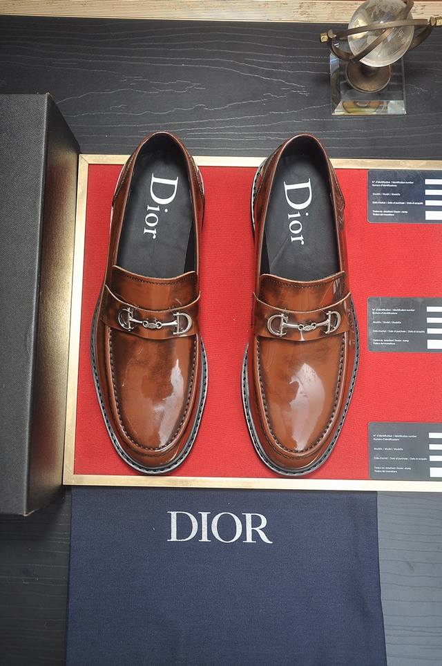 出厂价 Dior 水染牛皮内里 迪奥原版1:1高品质出厂，进口原版料，进口版原牛皮，水染牛皮内里，原版tpu大底，码数:38-44