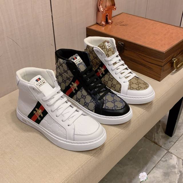 高帮新款: 厂价: 古奇gucci* 最新爆款休闲鞋，顶端品牌奢侈～代购，顶级～质量。鞋面選用进口透气牛皮搭配材质透气羊皮垫脚 精细做工。原版个性时尚柔软橡膠耐