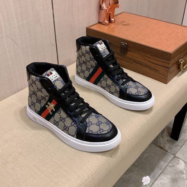 高帮新款: 厂价: 古奇gucci* 最新爆款休闲鞋，顶端品牌奢侈～代购，顶级～质量。鞋面選用进口透气牛皮搭配材质透气羊皮垫脚 精细做工。原版个性时尚柔软橡膠耐