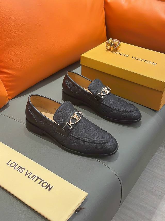 商品名称：Louis Vuitton 路易 威登 正规码数: 38-44 西装鞋 商品材料：精选 头层牛皮鞋面，柔软羊皮内里；原厂大底。