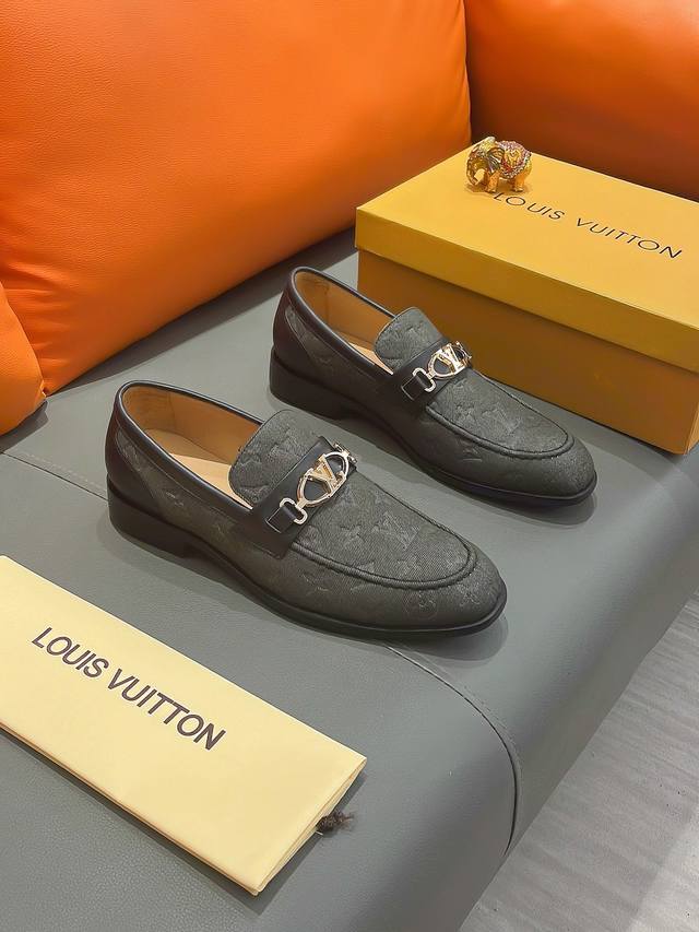 商品名称：Louis Vuitton 路易 威登 正规码数: 38-44 西装鞋 商品材料：精选 头层牛皮鞋面，柔软羊皮内里；原厂大底。