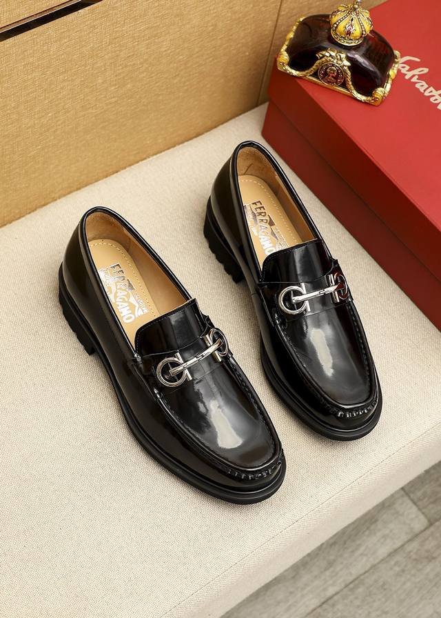 商品商标：Ferragamo 菲拉格慕 休闲皮鞋 正码码数: 38-44 45.46订制 商品材料：精选 进口开边珠牛皮鞋面+经典五金扣，进口水染牛皮内里。强烈